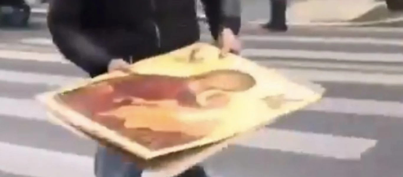 Πληροφορίες: Καθηγήτρια του Πανεπιστημίου Αθηνών μία εκ των διαδηλωτριών που βεβήλωσαν την εικόνα της Παναγιάς (βίντεο)